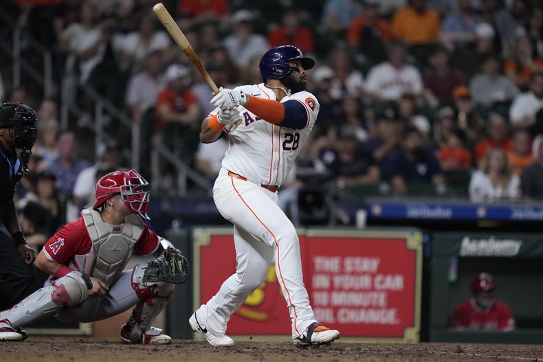 Jon Singleton, de los Astros de Houston, batea un doble de dos carreras ante los Angelinos de Los Ángeles, el jueves 19 de septiembre de 2024 (AP Foto/Kevin M. Cox)