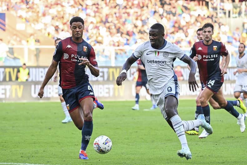 Koni De Winter del Genoa pelea por el balón con Marcus Thuram del Inter de Milán en el encuentro de la Serie A del sábado 17 de agosto del 2024. (Tano Pecoraro/Lapresse/LaPresse via AP)