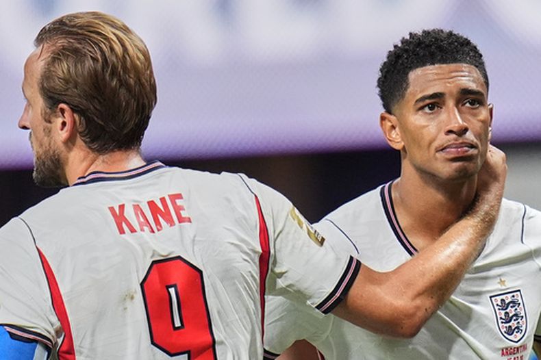 Los ingleses Harry Kane (9) y Jude Bellingham (10) tras la derrota 2-1 ante Argentina en la semifinal del Mundial, el miércoles 15 de julio de 2026, en Atlanta. (AP Foto/Jeff Roberson)