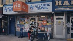 Un joven llega a una agencia de viajes, el 5 de junio de 2025, en Brooklyn, Nueva York. (AP Foto/Andres Kudacki)