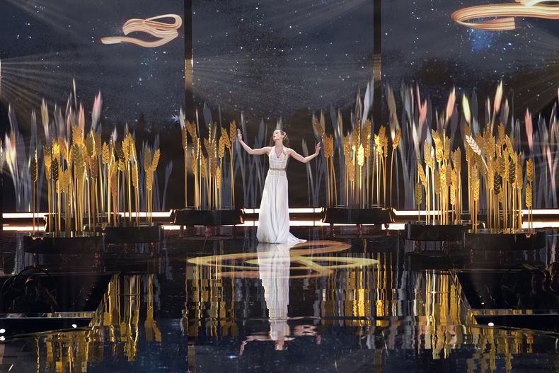 El dúo ucraniano Tvorchi actúa durante la segunda semifinal de Eurovisión, el festival europeo de la canción, en Liverpool, Inglaterra, el 11 de mayo de 2023. (AP Foto/Martin Meissner)