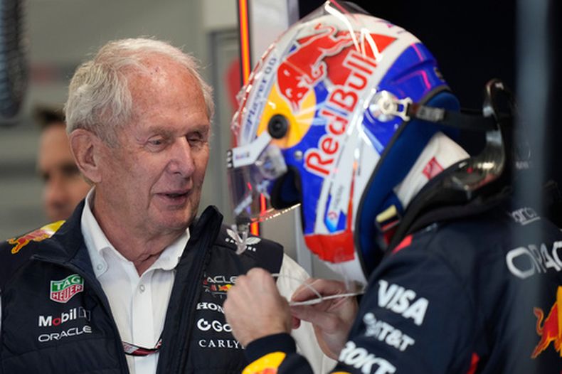 Helmut Marko (derecha) conversa con el piloto de Red Bull Max Verstappen durante la primera sesión de clasificación del Gran Premio de Qatar, el viernes 28 de noviembre en Lusail, el viernes 28 de noviembre de 2025. (AP Foto/Darko Bandic)