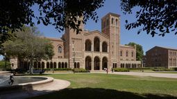 Niños juegan frente a Royce Hall, el 15 de agosto de 2024, en la Universidad de California, campus Los Ángeles. (AP Foto/Damian Dovarganes, Archivo)