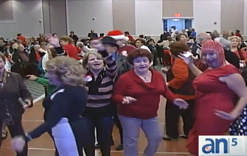 La gente de la tercera edad de la ciudad de Hialeah se ha reunido hoy para celebrar la navidad.