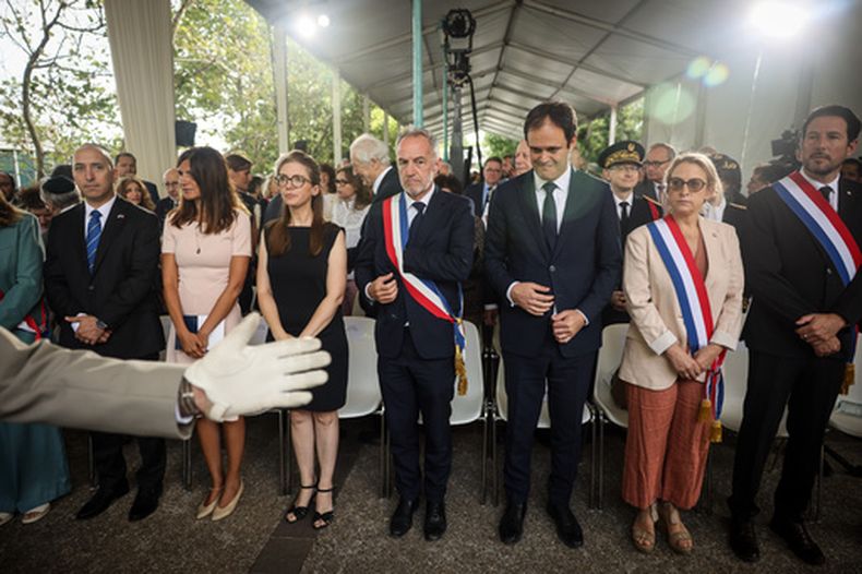 Alice Rufo, ministra delegada de Defensa y Veterano, segunda por la izquierda; Aurore Bergé, ministra de Igualdad entre Hombres y Mujeres en la Lucha contra la Discriminación, tercera por la izquierda; Emmanuel Gregoire, alcalde de París, y Yonathan Arfi, presidente del Consejo Representativo de Instituciones Judías en Francia, asisten a la ceremonia en el 84 aniversario de las redadas policiales de Vel dHiv, la mayor detención de judíos en Francia durante la II Guerra Mundial, el domingo 19 de julio de 2026. (AP Foto/Thomas Padilla)