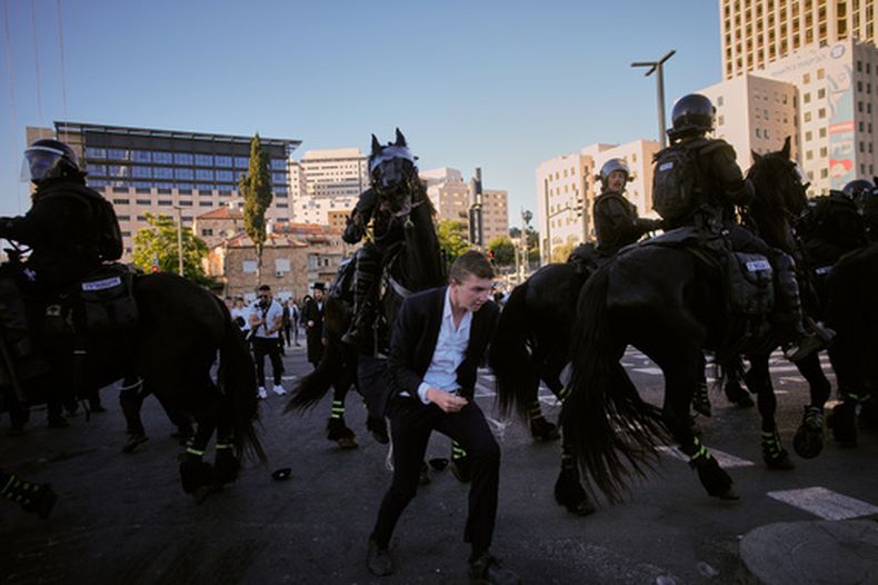 La policía montada de Israel dispersa a judíos ultraortodoxos que bloquean un camino en una protesta contra el reclutamiento, en Jerusalén, el lunes 1 de junio de 2026. (AP Foto/Ohad Zwigenberg)