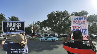 ARCHIVO - Simpatizantes de la candidata presidencial demócrata, la vicepresidenta Kamala Harris, y del candidato presidencial republicano, el expresidente Donald Trump, hacen campaña a las puertas de un colegio electoral, el 5 de noviembre de 2024, en McAllen, Texas. (Joel Martinez/The Monitor via AP, Archivo/The Monitor via AP)