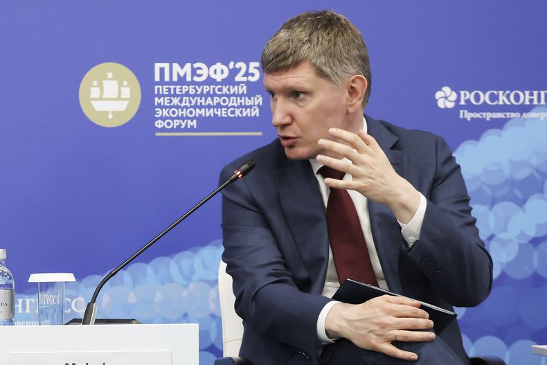 En la imagen, publicada por la Fundación Roscongress, el ministro de Desarrollo Económico de la Federación Rusa, Maxim Reshetnikov, asiste a una sesión plenaria del Foro Económico Internacional de San Petersburgo en San Petersburgo, Rusia, el jueves 19 de junio de 2025. (Fundación Roscongress vía AP)