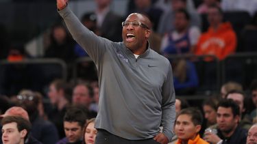 Entrenador de Kings Mike Brown ingresa a protocolos de COVID