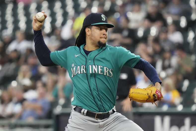 Luis Castillo de los Marineros de Seattle lanza ante los Medias Blancas de Chicago, el lunes 21 de agosto de 2023. (AP Foto/Nam Y. Huh)
