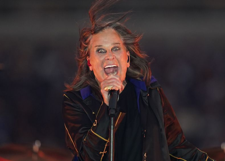 ARCHIVO - El cantante Ozzy Osbourne se presenta durante el medio tiempo de un partido de fútbol americano de la NFL entre los Rams de Los Angeles y los Bills de Buffalo en Inglewood, California, el 8 de septiembre de 2022. (Foto AP/Ashley Landis, archivo)