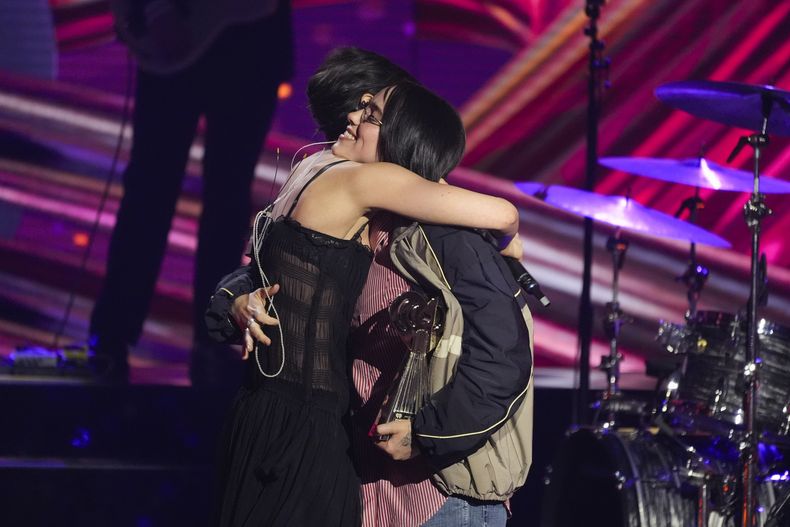 Billie Eilish, a la derecha, entrega el premio al artista revelación del año a Gracie Abrams, a la izquierda, durante los iHeartRadio Music Awards, el lunes 17 de marzo de 2025, en el Teatro Dolby de Los Ángeles. (Foto AP/Chris Pizzello)