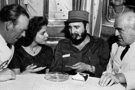 Marita Lorenz junto a Fidel Castro, en La Habana a comienzos de 1960.