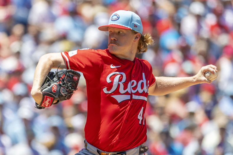 El lanzador abridor de los Rojos de Cincinnati, Andrew Abbott, lanza en la primera entrada de un partido de béisbol contra los Filis de Filadelfia, el viernes 4 de julio de 2025, en Filadelfia. (AP Photo/Laurence Kesterson)