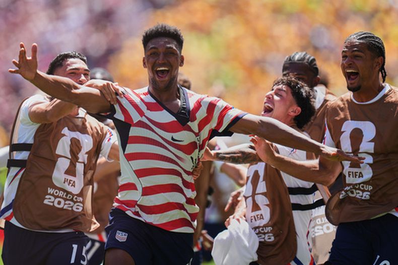 Alex Freeman (16) celebra tras anotar el segundo gol de Estados Unidos durante el partido contra Australia en el Grupo D del Mundial, el viernes 19 de junio de 2026, en Seattle. (AP Foto/Manu Fernández)