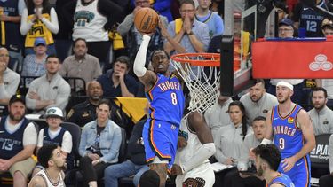 El alero del Thunder de Oklahoma City Jalen Williams lanza el balón sobre el alero de los Grizzlies de Memphis Jaren Jackson Jr. en el juego 3 de la serie de primera ronda el jueves 24 de abril del 2025. (AP Foto/Brandon Dill)