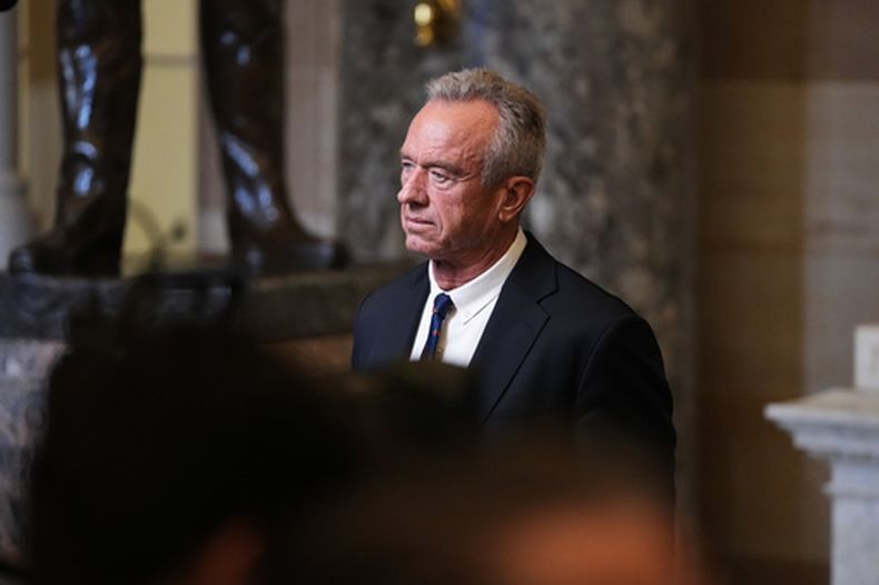 El secretario de Salud y Servicios Humanos Robert F. Kennedy Jr. se ve tras el discurso del Estado de la Unión del presidente Donald Trump en un pleno del Congreso en la Cámara de Representantes, en el Capitolio de Estados Unidos en Washington, el martes 24 de febrero de 2026. (AP foto/Allison Robbert)