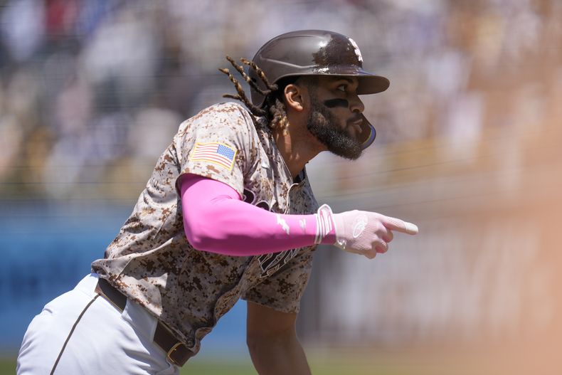 El dominicano Fernando Tatis Jr. de los Padres de San Diego celebra luego de conectar un jonrón durante la primera entrada del juego de béisbol ante los Dodgers de Los Ángeles, el domingo 12 de mayo de 2024, en San Diego. (AP Foto/Gregory Bull)