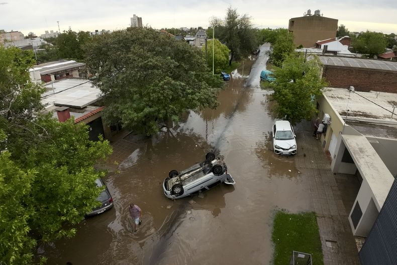 Un vehículo volcado se encuentra en aguas inundadas luego de una tormenta en Bahía Blanca, Argentina, el viernes 7 de marzo de 2025. (Foto AP/Juan Sebastián Lobos)