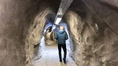 Odd John Resser, oficial de planificación de emergencias de la localidad de Kongsberg, Noruega, camina por un refugio subterráneo de la era de la Guerra Fría que se desempolvó después de la invasión rusa de Ucrania, el jueves 8 de mayo de 2025. (AP Foto/Emma Burrows)