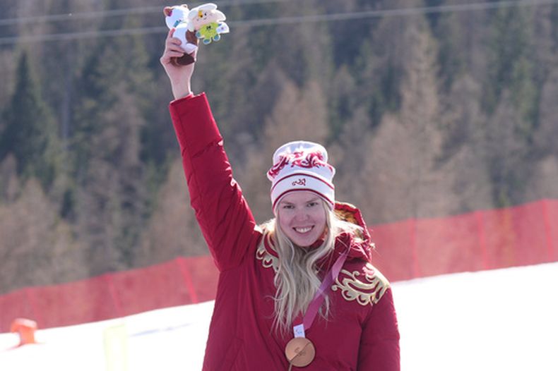 La rusa Varvara Voronchikhina saluda con la medalla de bronce en el esqui alpino de los Juegos Paralímpicos de Invierno en Cortina dAmpezzo, Italia el sábado 7 de marzo del 2026. (AP Foto/Emilio Morenatti)