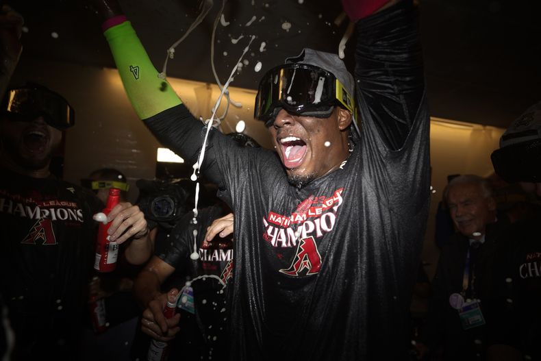 El intermedista Ketel Marte, de los Diamondbacks de Arizona, festeja la victoria en el séptimo juego de la Serie de Campeonato de la Liga Nacional ante los Filis de Filadelfia, el martes 24 de octubre de 2023 (AP Foto/Brynn Anderson)