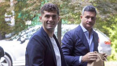 El estadounidense Christian Pulisic sonríe a su arribo a Milán para realizarse los exámenes médicos antes de firmaron con el AC Milan, el miércoles 12 de julio de 2023. (Stefano Porta/LaPresse via AP)