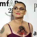 ARCHIVO - La música irlandesa Sinead OConnor llega a la Gala Inspiration de amfAR en Los Ángeles el 27 de octubre de 2011. OConnor, la talentosa cantautora irlandesa que se convirtió en una superestrella, que era conocida tanto por sus luchas privadas y acciones provocativas como por su música feroz y expresiva, ha muerto a los 56 años. La familia de la cantante emitió un comunicado este miércoles informado por la BBC y RTE. (Foto AP/Matt Sayles, archivo)