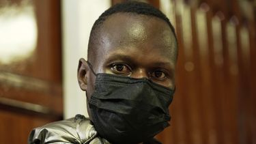 El policía Klinzy Barasa, acusado de disparar al vendedor ambulante Boniface Kariuki durante una protesta, en el tribunal en Nairobi, Kenia, el 19 de junio del 2025. (AP foto/Brian Inganga)