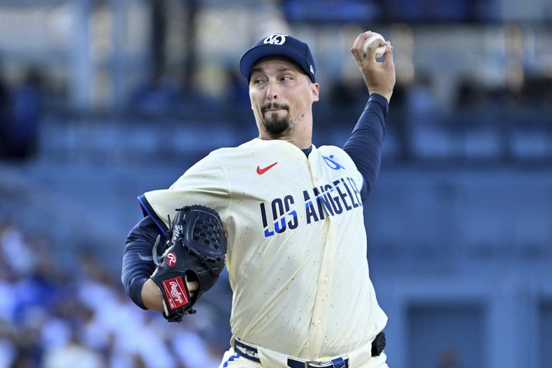 El lanzador de los Dodgers de Los Ángeles, Blake Snell, lanza contra los Padres de San Diego durante la segunda entrada de un juego de béisbol el sábado 16 de agosto de 2025, en Los Ángeles. (AP Photo/Wally Skalij)