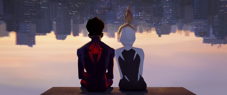 Esta imagen difundida por Sony Pictures Animation muestra a Miles Morales como Spider-Man, con la voz de Shameik Moore, a la izquierda, y Spider-Gwen, con la voz de Hailee Steinfeld, en una escena de Spider-Man: Across the Spider-Verse . (Sony Pictures Animation vía AP)