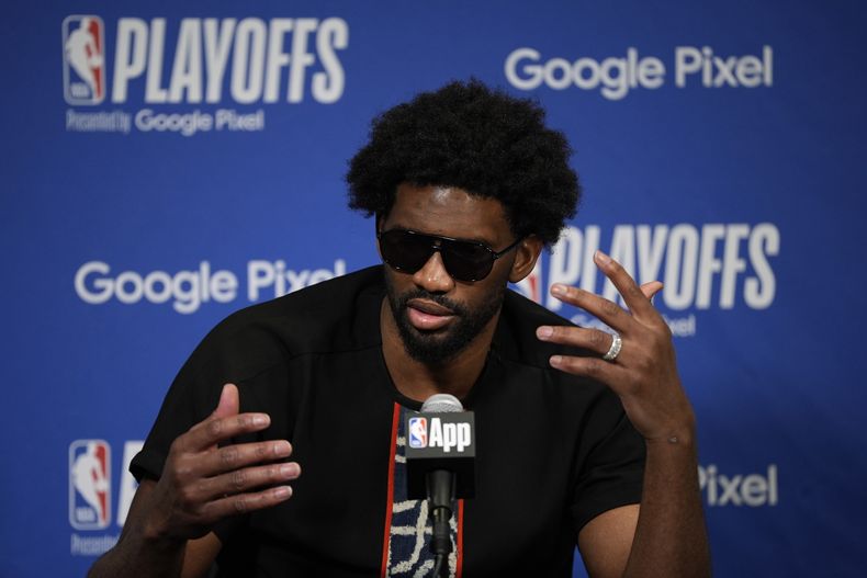 Joel Embiid de los 76ers de Filadelfia habla en conferencia de prensa después del juego 3 de la serie de primera ronda de la postemporada ante los Knicks de Nueva York el jueves 25 de abril del 2024. (AP Foto/Matt Slocum)
