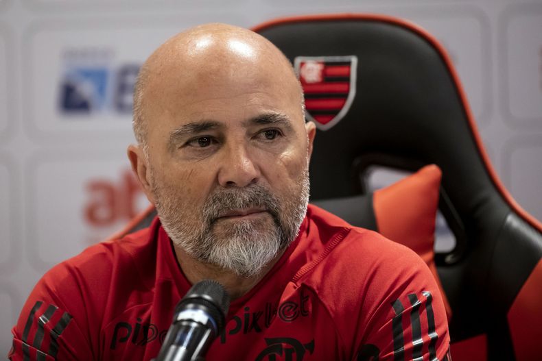 El técnico argentino Jorge Sampaoli al ser presentado como técnico de Flamengo, el viernes 17 de abril de 2023, en Río de Janeiro. (AP Foto/Bruna Prado)