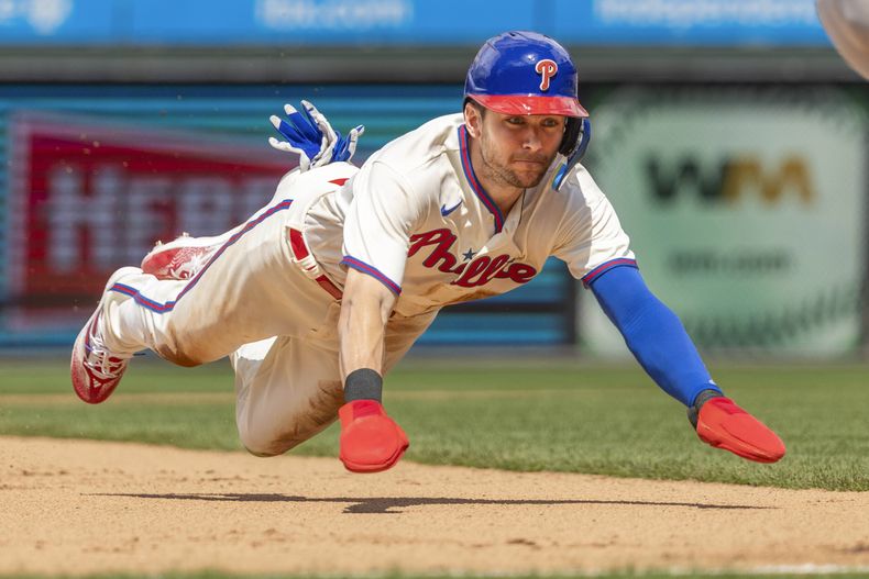 ARCHIVO - Trea Turner de los Filis de Filadelfia se roba la tercera base en el juego contra los Mets de Nueva York, el domingo 25 de junio de 2023. (AP Foto/Laurence Kesterson)