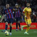 Sergio Busquets del Barcelona pasa el balón frente a Valentín Castellanos durante el partido por la Liga española, el lunes 10 de abril de 2023. (AP FotoJoan Monfort)