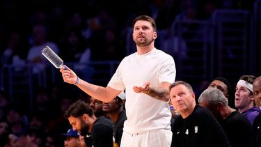 Luka Doncic, de los Lakers de Los Ángeles, reacciona desde la banca después de que los árbitros marcaran una falta contra su equipo en la segunda mitad del quinto juego de la serie de primera ronda de playoffs del baloncesto de la NBA frente a los Rockets de Houston, el miércoles 29 de abril de 2026, en Los Ángeles. (AP Foto/Mark J. Terrill)