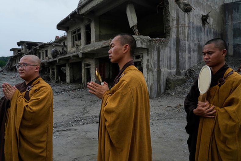 Monjes budistas rezan por las almas de las víctimas de una inundación repentina en la orilla del río Trishuli en Devighat, en el distrito de Nuwakot, Nepal, el sábado 5 de septiembre de 2026. (AP Foto/Niranjan Shrestha)