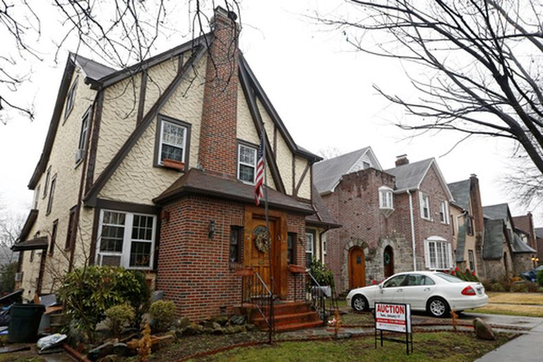 ARCHIVO - Esta fotografía del 17 de enero de 2017 muestra la casa donde el presidente Donald Trump pasó su infancia, en Nueva York. (AP Foto/Kathy Willens, archivo)
