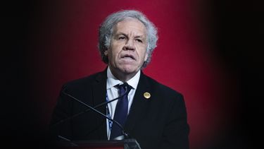 ARCHIVO - El secretario general de la Organizació de Estados Americanos, Luis Almagro, se dirige ante los miembros de la OEA en la apertura de la 52da Asamblea General de la OEA en Lima, Perú, el 5 de octubre de 2022. Almagro se reunió el miércoles 2 de agosto de 2023 en Guatemala con varios sectores durante una visita relacionada con la difícil situación del país ante actuaciones judiciales relacionadas con el proceso electoral. (AP Foto/Guadalupe Pardo, Archivo)