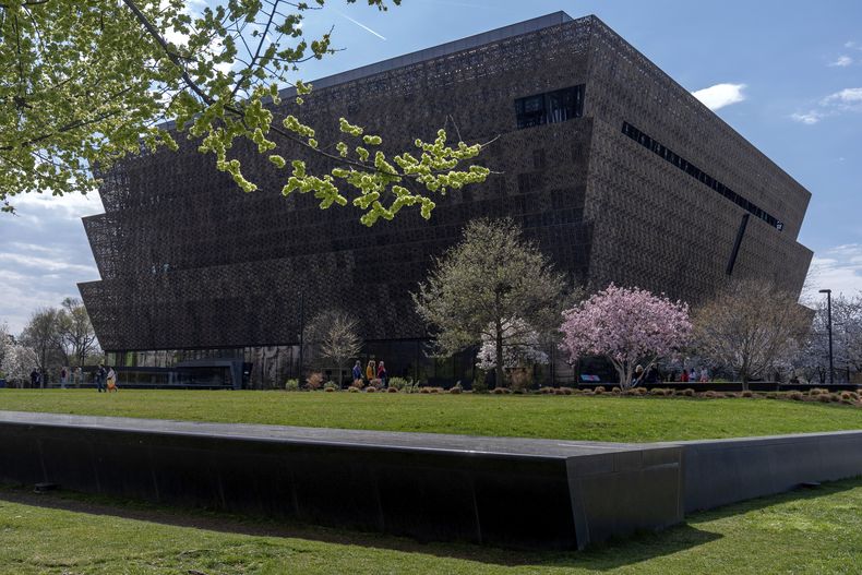Esta imagen del viernes 28 de marzo de 2025 muestra el Museo Nacional de Historia y Cultura Afroestadounidense en el National Mall, en Washington. (AP Foto/Mark Schiefelbein)