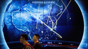 Una pantalla que muestra ciberataques recientes en China, en una conferencia sobre seguridad en la internet, en Beijing, el 12 de septiembre de 2017. (Foto AP /Mark Schiefelbein)