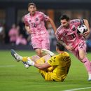 El argentino Lionel Messi, del Inter Miami, recoge el balón tras anotar ante el Atlético de San Luis, el miércoles 5 de agosto de 2026 (AP Foto/Rebecca Blackwell)