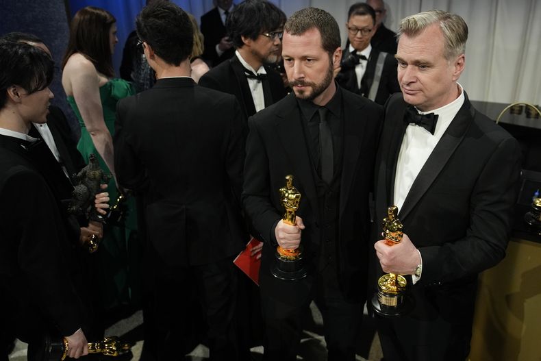Mstyslav Chernov, ganador del premio a mejor largometraje documental por 20 Days in Mariupol, izquierda, y Christopher Nolan, ganador del premio a mejor dirección y película por Oppenheimer posan en el Baile de los Gobernadores tras los Oscar el domingo 10 de marzo de 2024, en el Teatro Dolby en Los Angeles. (Foto AP/John Locher)
