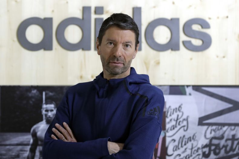 EUR-ECO ADIDAS-JEFE RENUNCIA