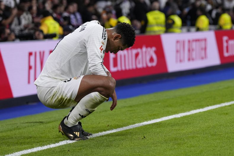 Jude Bellingham del Real Madrid acongojado tras la derrota ante el Barcelona en el Clásico en el Estadio Santiago Bernabeu el sábado 26 de octubre del 2024. (AP Foto/Manu Fernandez)