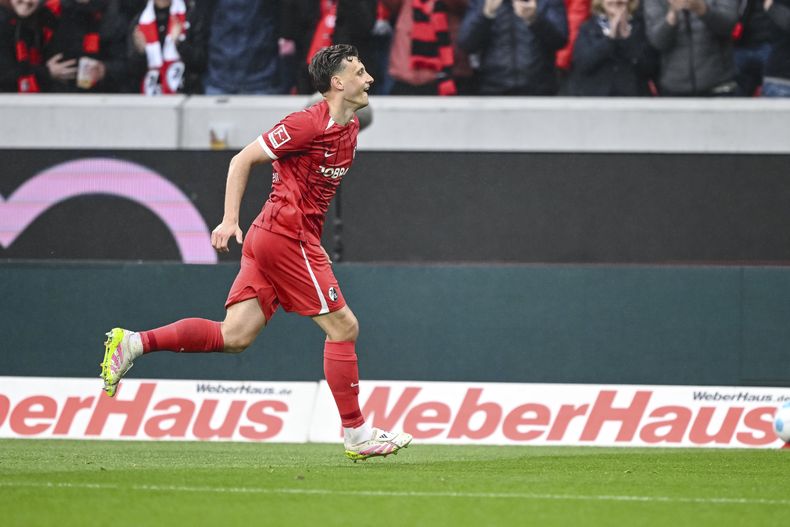 Maximilian Eggestein del Freiburg celebra tras anotar en el encuentro ante el Bayer Leverkusen en la Bundesliga el domingo 4 de mayo del 2025. (Harry Langer/dpa via AP)