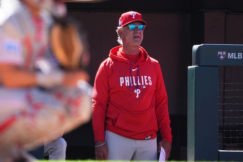 ARCHIVO - El coach de banca de los Filis de Filadelfia, Don Mattingly (8), observa desde los escalones del dugout durante la sexta entrada de un partido de béisbol contra los Rockies de Colorado, el 5 de abril de 2026, en Denver. (AP Foto/David Zalubowski, Archivo)