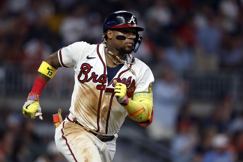 El venezolano Ronald Acuna Jr. de los Bravos de Atlanta corre a primera tras pegar un doble en la octava entrada del encuentro ante los Mets de Nueva York el martes 22 de agosto del 2023. (AP Foto/Butch Dill)
