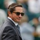 ARCHIVO - Ed Policy, presidente de los Packers de Green Bay, camina en el campo antes de un partido ante los Lions de Detroit, el 7 de septiembre de 2025 (AP Foto/Jeffrey Phelps, File)