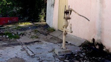 Las familias que poseen un pozo se sienten afortunadas, mientras otras tienen que comprar el agua potable a mercaderes ambulante.